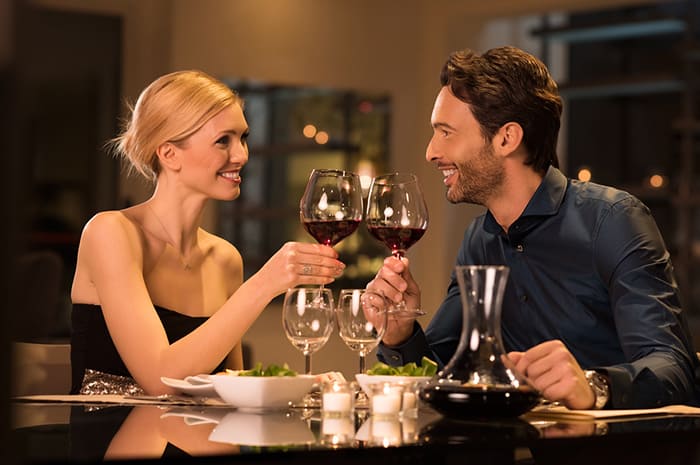 Jovem casal romântico em restaurante sofisticado